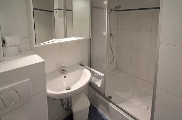 Badezimmer mit Dusche, WC und Waschtisch